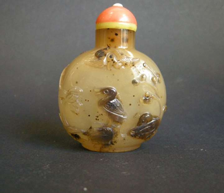 Agate snuff bottle sculpted with birds a plants  
Official school  1740/1850